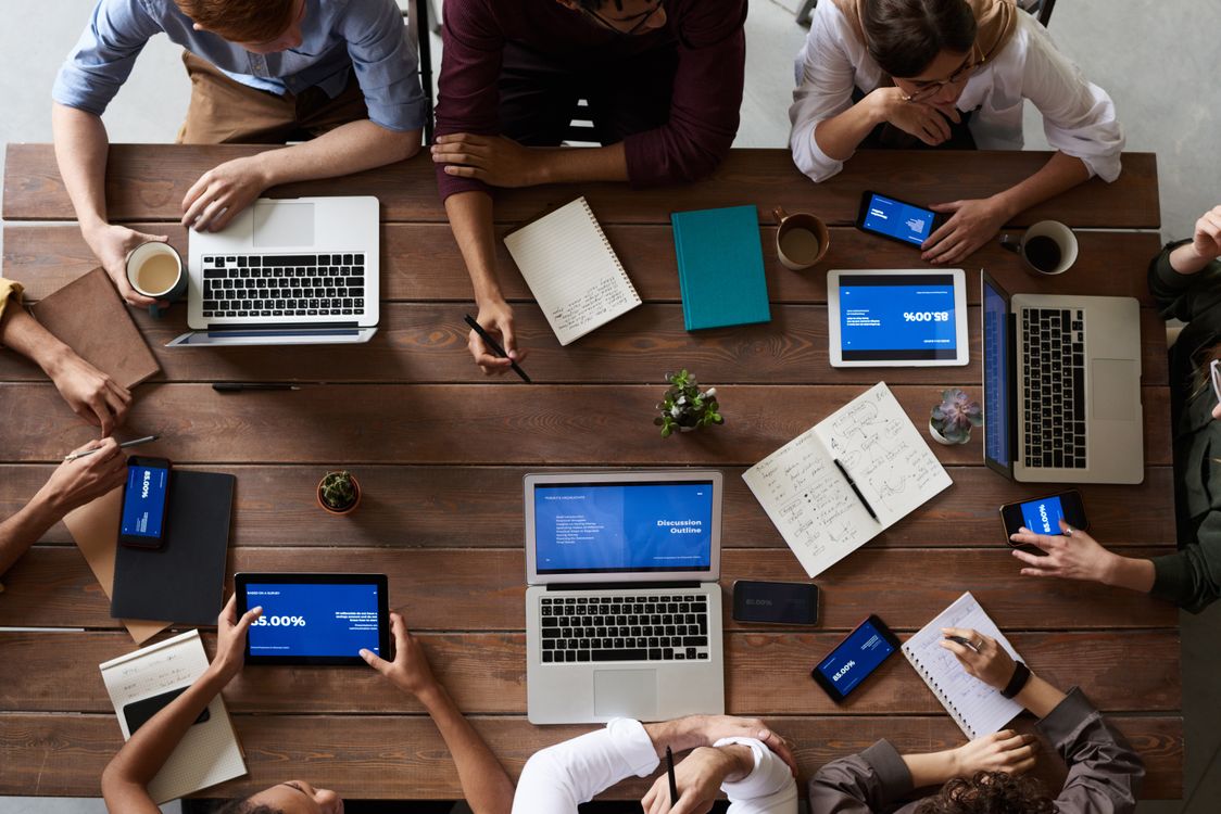企业团队在会议室讨论无代码搭建会员小程序方案